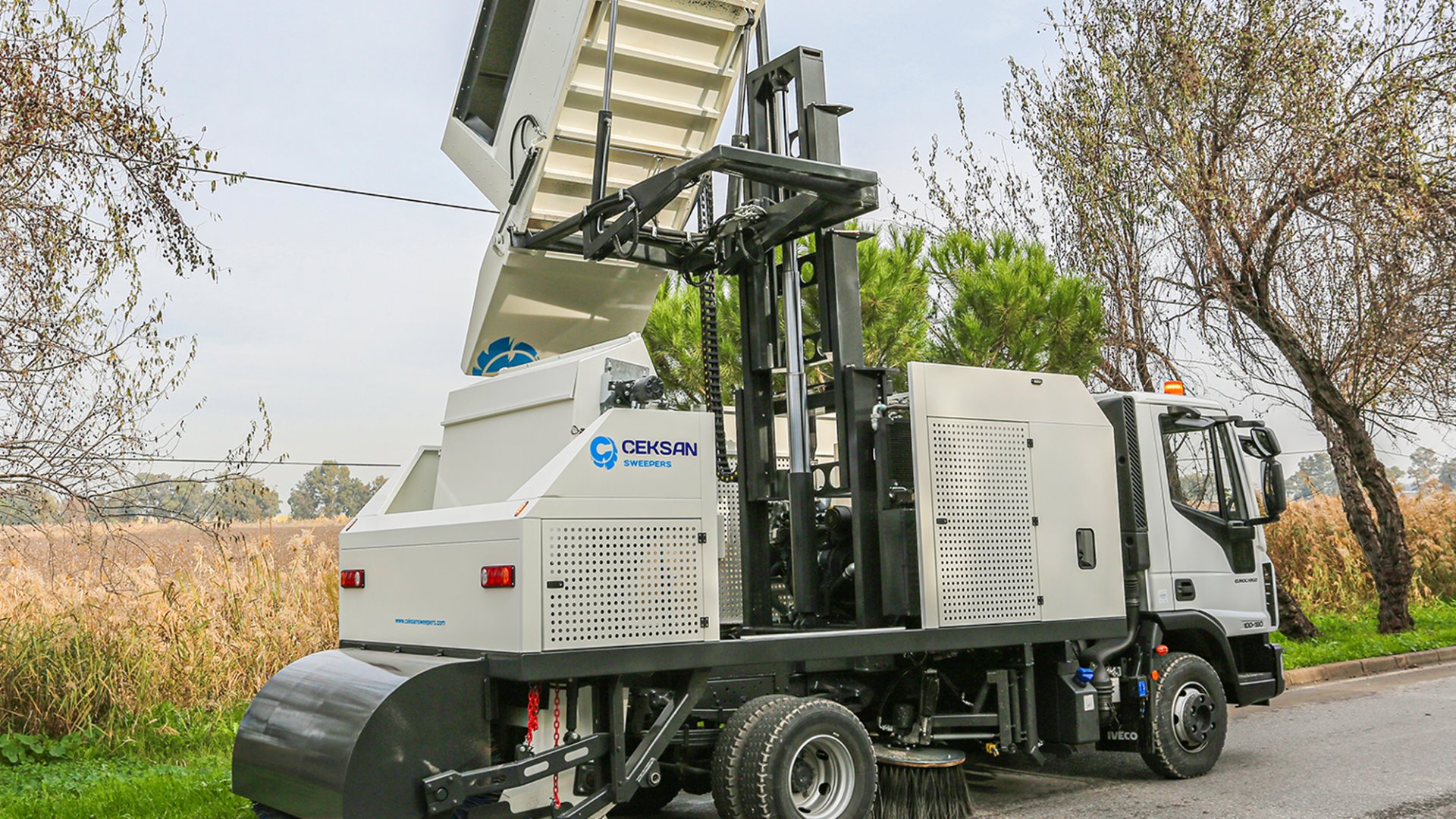 Механическая подметально-уборочная машина CityEagle 4 м.куб.