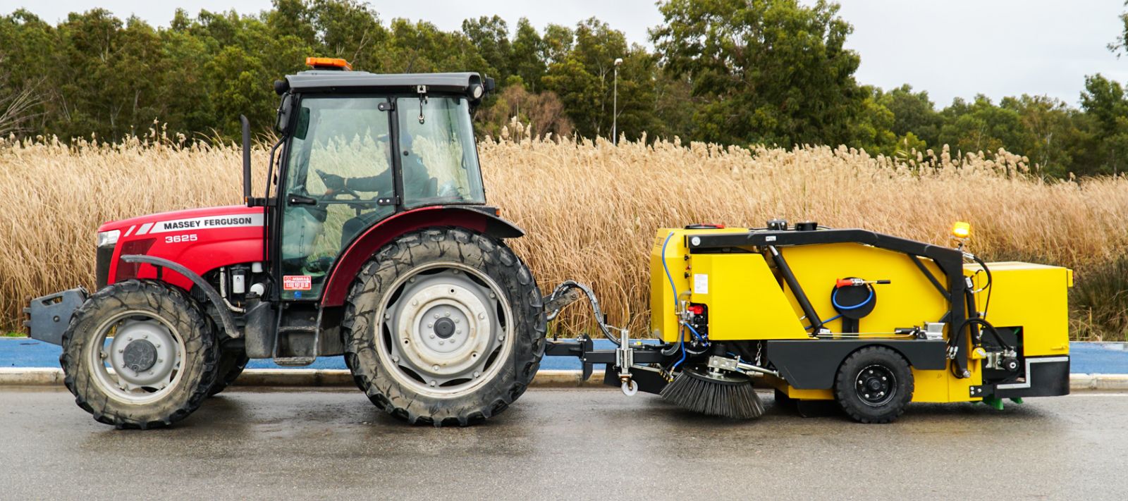 Прицепная к трактору подметально-уборочная машина HAMARAT 2 м.куб.