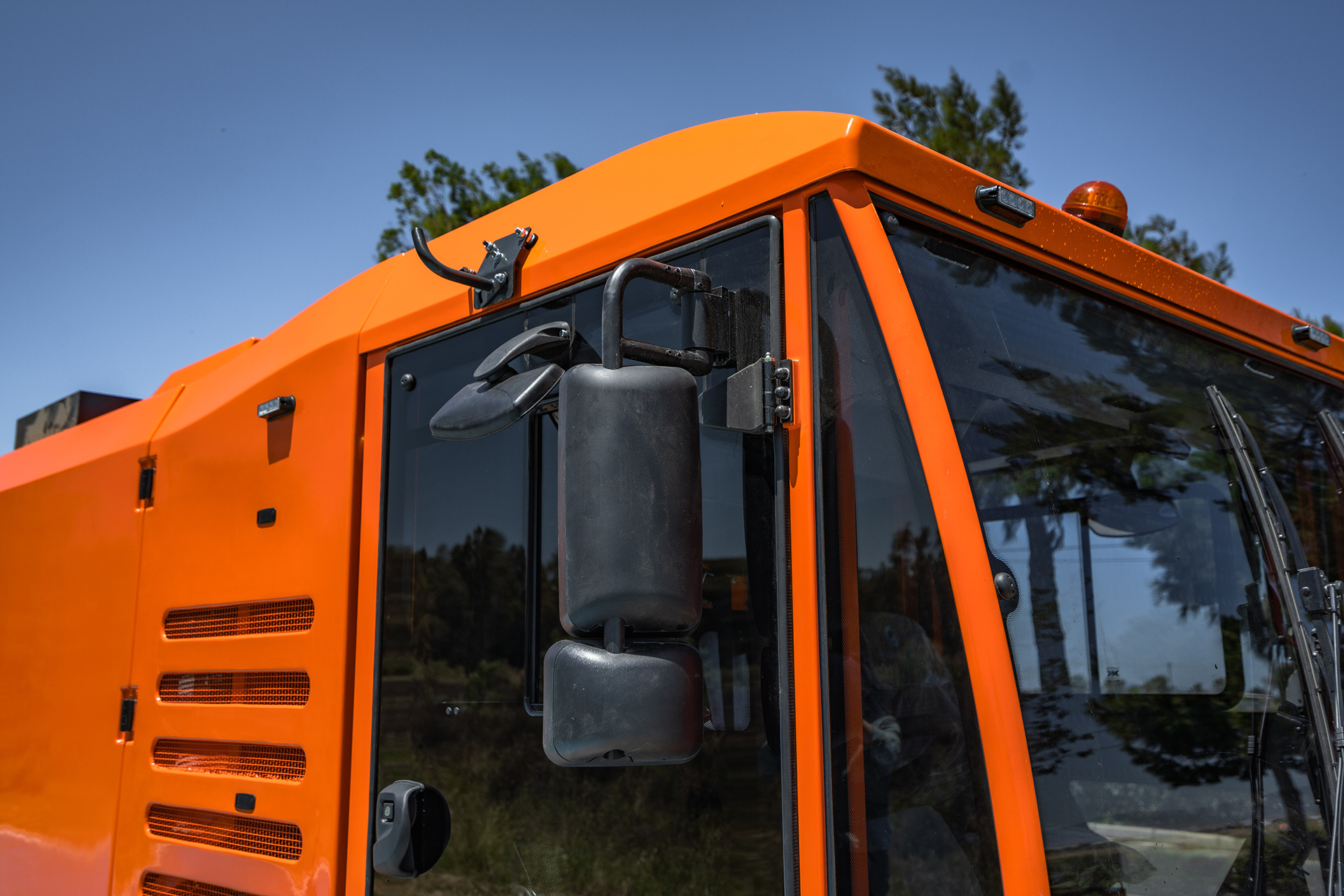 Вакуумная самоходная подметально-уборочная машина CityLeon 6 м.куб.