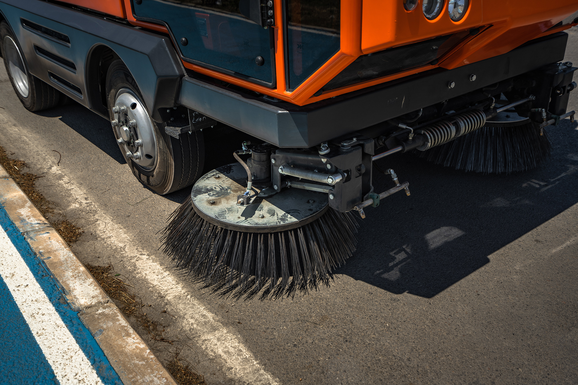 Вакуумная самоходная подметально-уборочная машина CityLeon 6 м.куб.