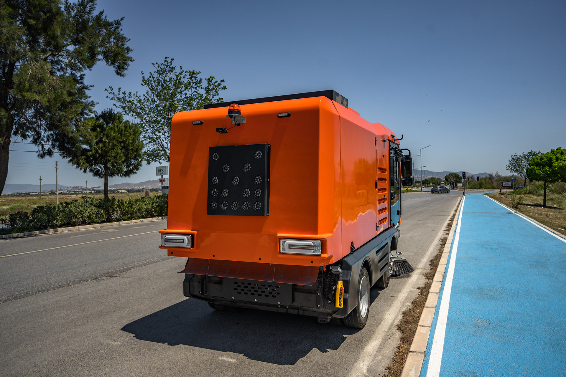 Вакуумная самоходная подметально-уборочная машина CityLeon 6 м.куб.