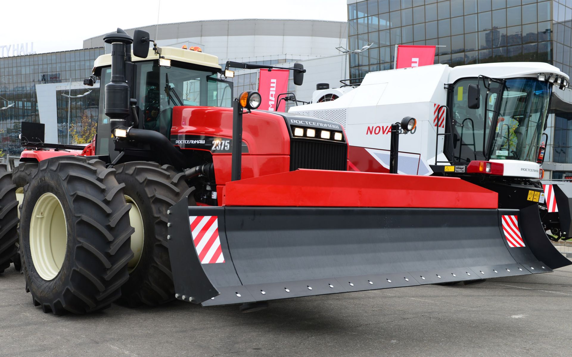 Передний поворотный отвал ППО-4 для трактора Versatile 2375, 2400 Ростсельмаш