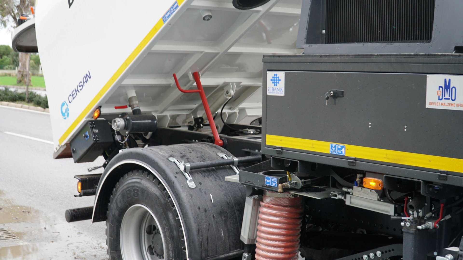 Вакуумная подметальная машина на шасси самосвала CityRay с объемом бункера от 4 до 10 м.куб.