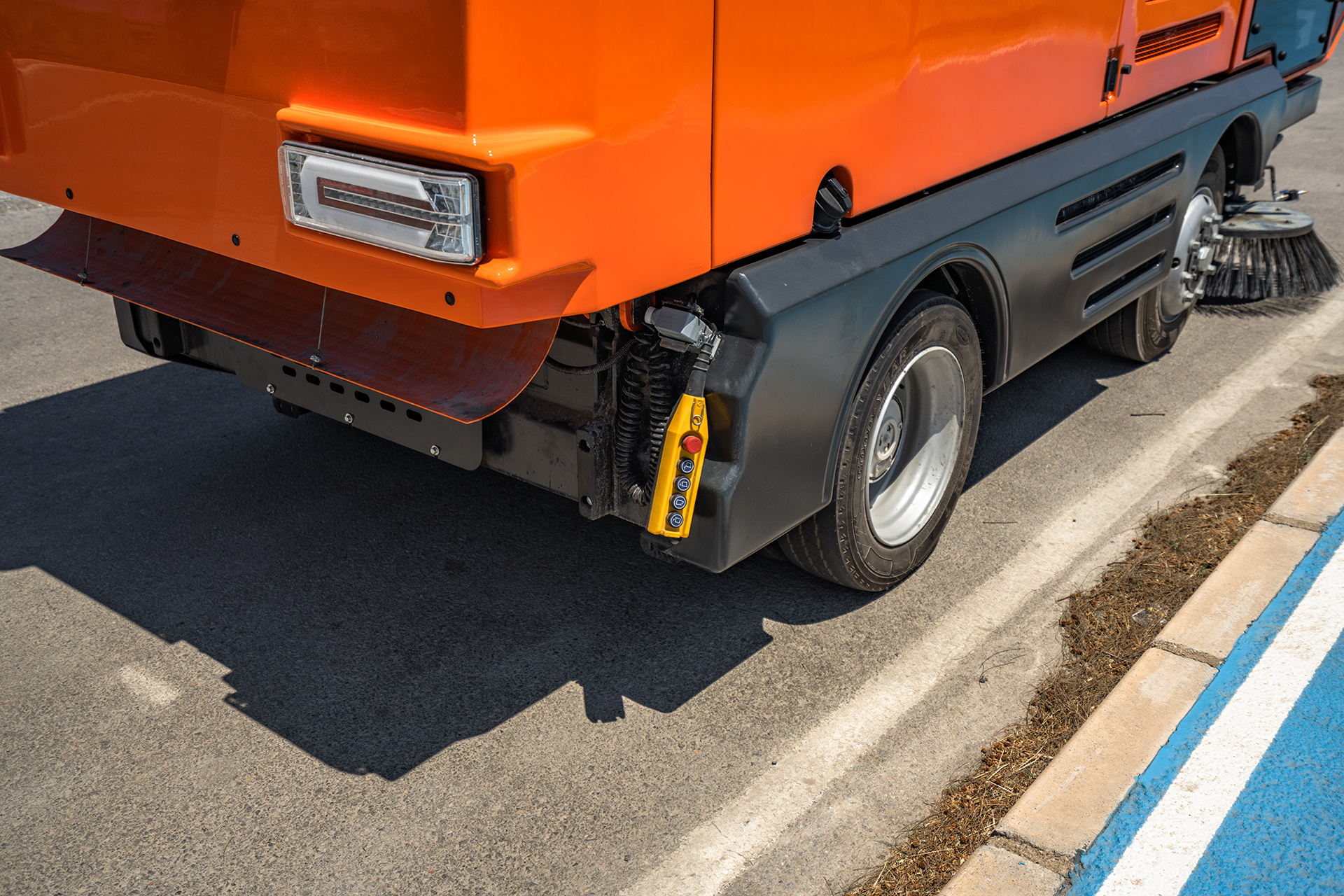 Вакуумная самоходная подметально-уборочная машина CityLeon 6 м.куб.