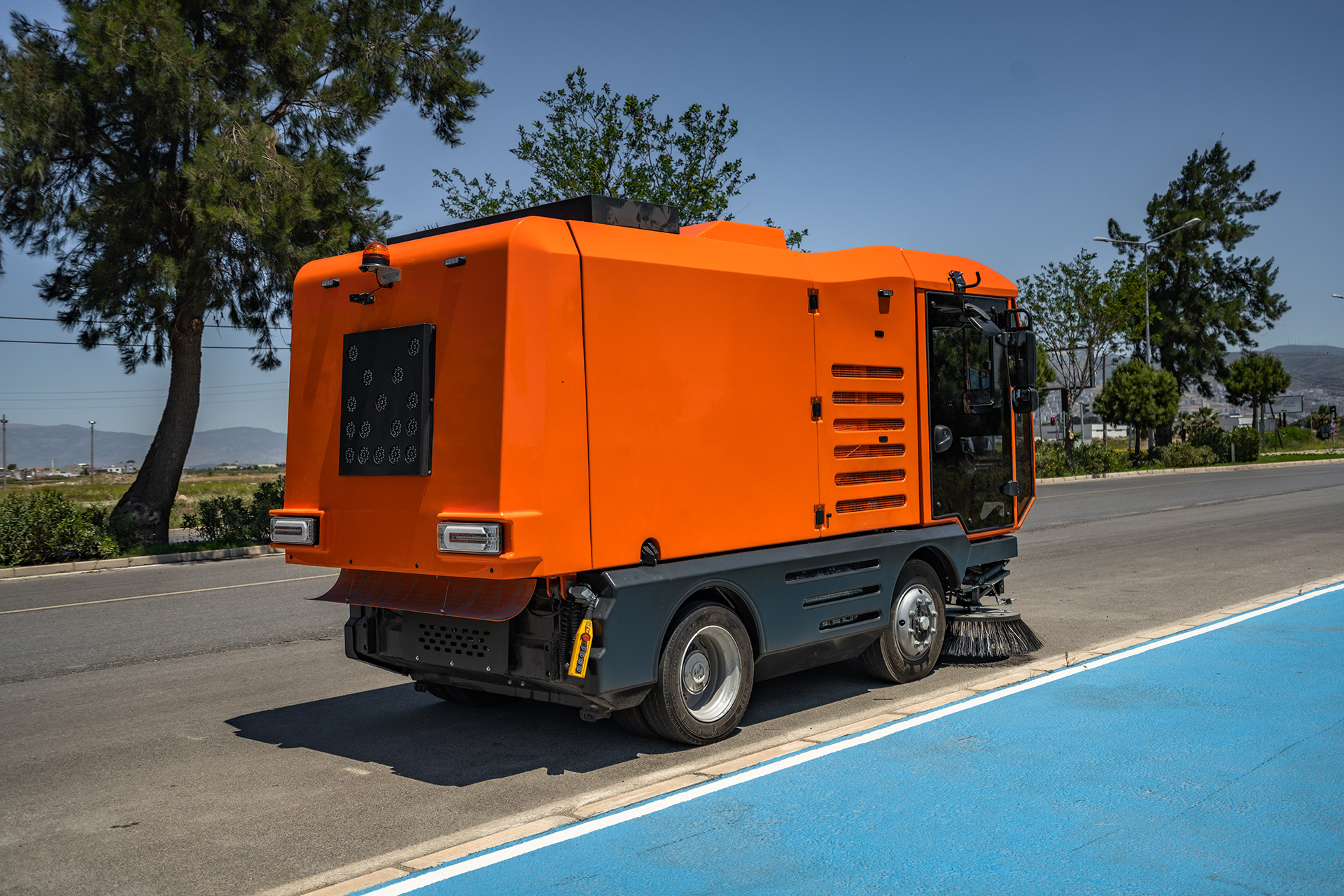 Вакуумная самоходная подметально-уборочная машина CityLeon 6 м.куб.