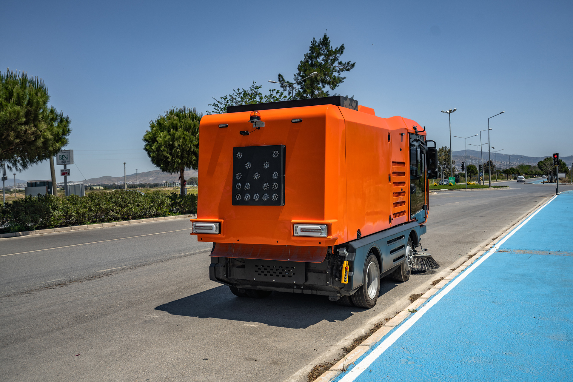 Вакуумная самоходная подметально-уборочная машина CityLeon 6 м.куб.