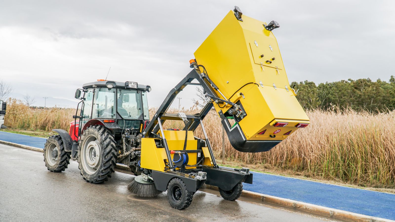 Прицепная к трактору подметально-уборочная машина HAMARAT 2 м.куб.