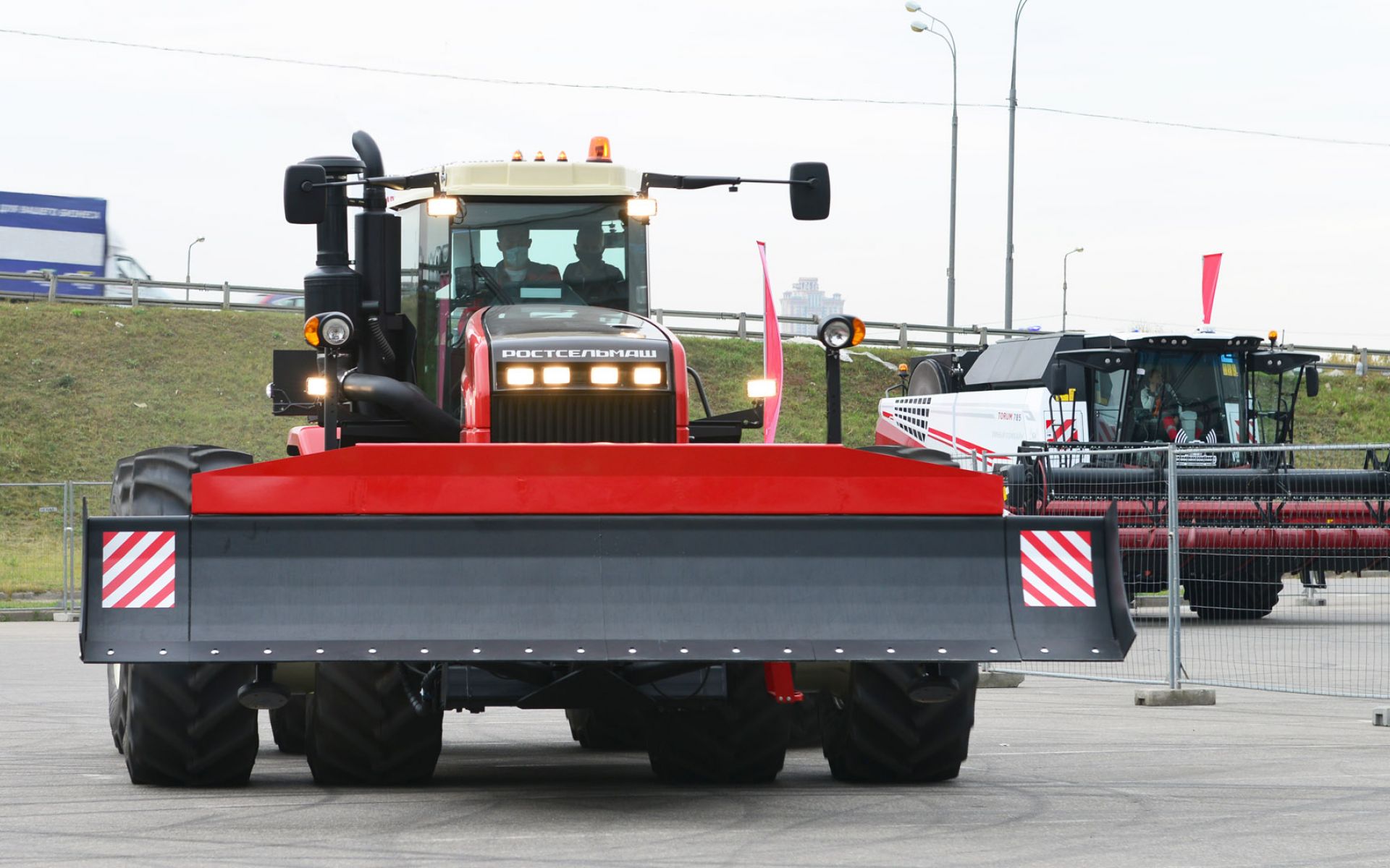 Передний поворотный отвал ППО-4 для трактора Versatile 2375, 2400 Ростсельмаш