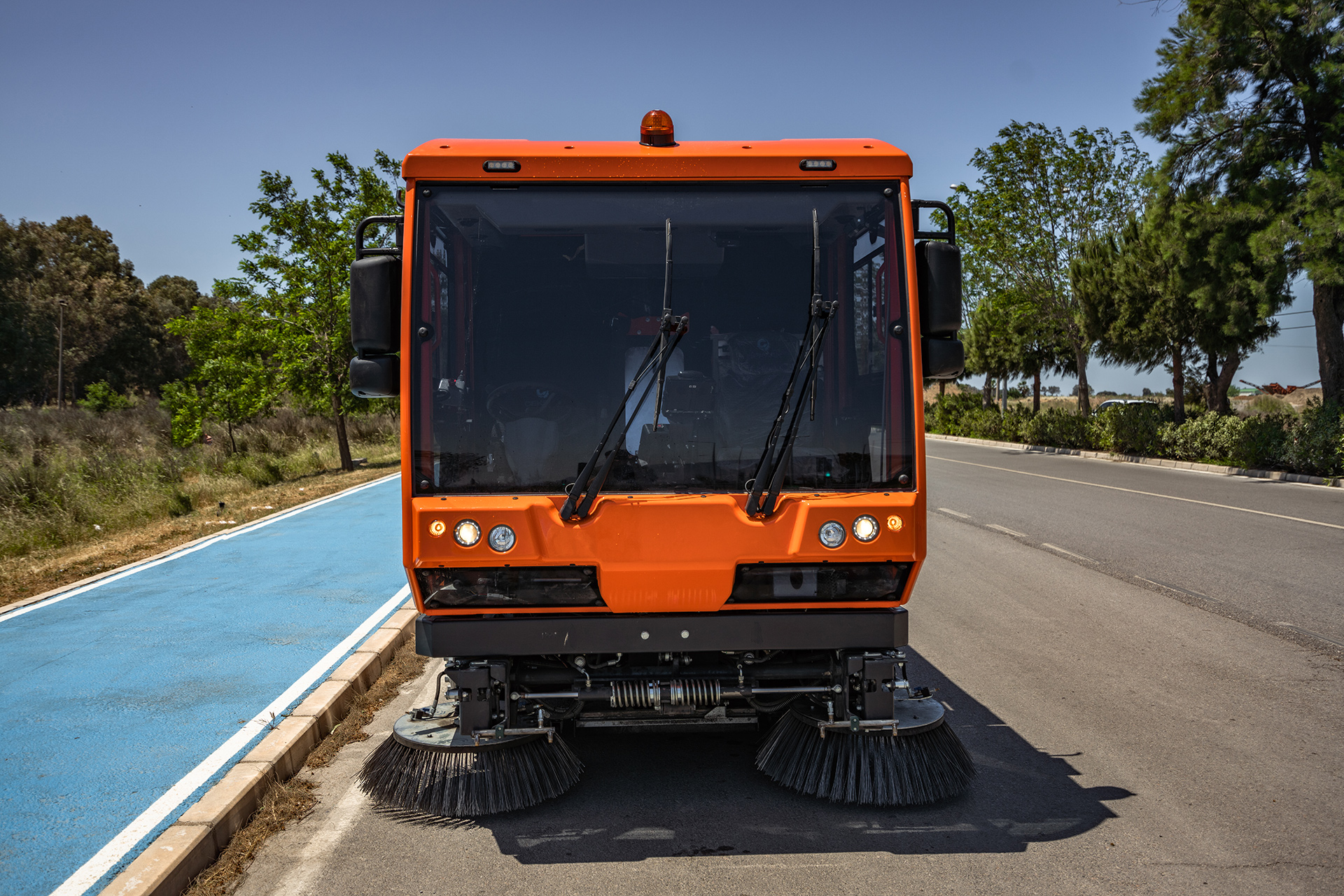 Вакуумная самоходная подметально-уборочная машина CityLeon 6 м.куб.