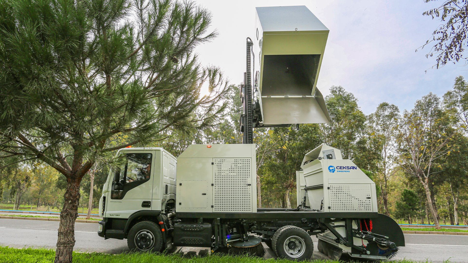 Механическая подметально-уборочная машина CityEagle 4 м.куб.