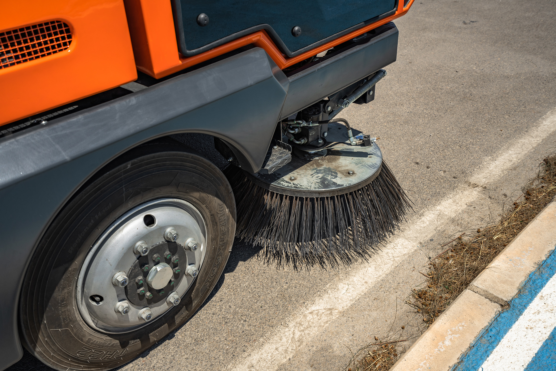 Вакуумная самоходная подметально-уборочная машина CityLeon 6 м.куб.