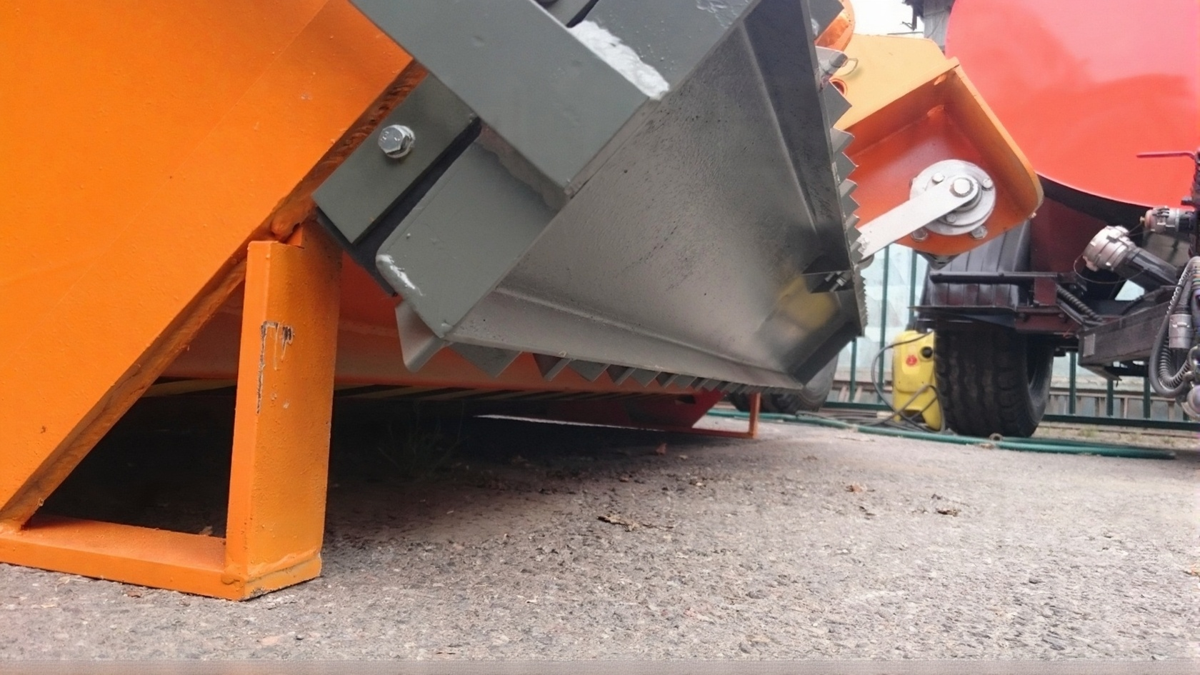 Пескоразбрасыватель навесной вибрационный к МТЗ 