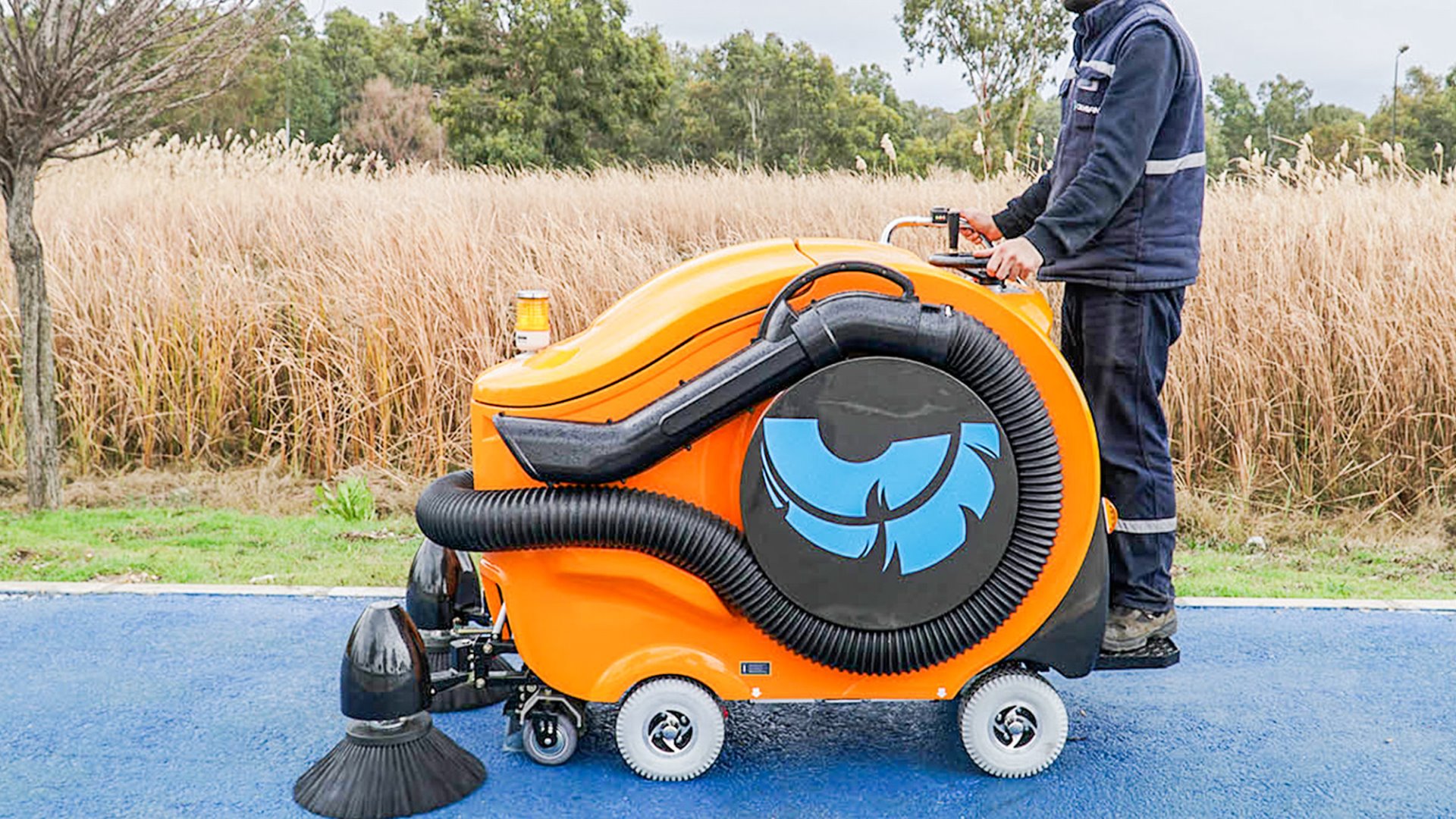 Вакуумная электрическая подметальная машина SmartBee 100 л