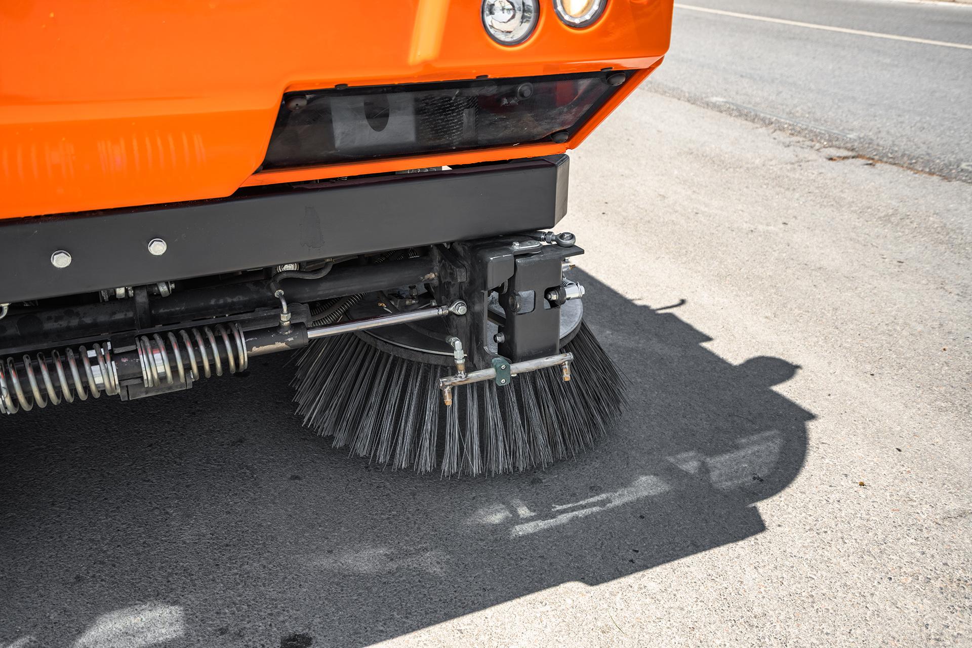 Вакуумная самоходная подметально-уборочная машина CityLeon 6 м.куб.